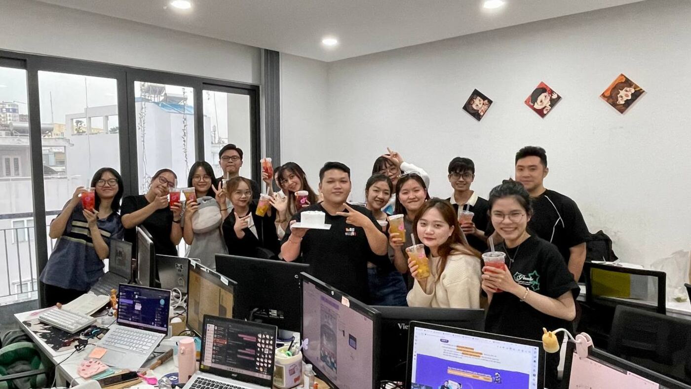 Chị em MONA nhận quà chúc mừng ngày Phụ nữ Việt Nam tại văn phòng