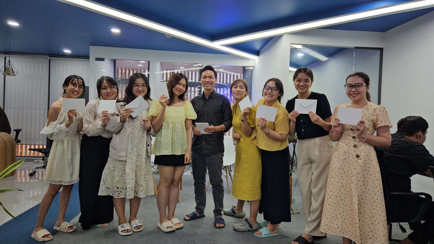 Chị em MONA đứng thành hàng nhận thiệp chúc mừng ngày 20/10